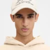 Baseballkeps med logotyp – säljs exklusivt online och i vår butik i London Baseballkeps med logotyp – säljs exklusivt online och i vår butik i London