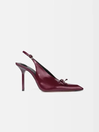 De höga Cubisto-slingback-skorna Slingback-pumps