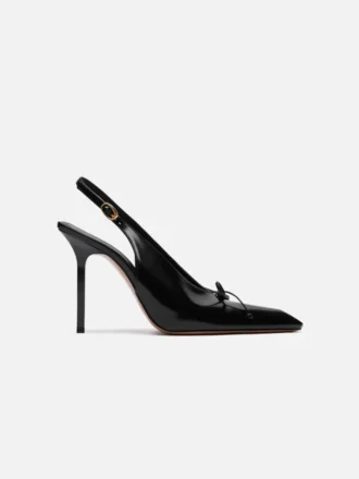 De höga Cubisto-slingback-skorna Slingback-pumps