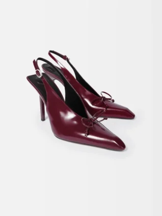 De höga Cubisto-slingback-skorna Slingback-pumps