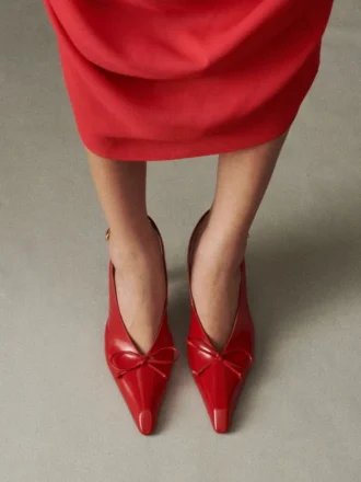 De höga Cubisto-slingback-skorna Slingback-pumps
