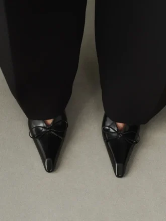 De höga Cubisto-slingback-skorna Slingback-pumps