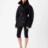 Den korta trenchcoaten Ovalo Trenchcoat med timglasform Den korta trenchcoaten Ovalo Trenchcoat med timglasform
