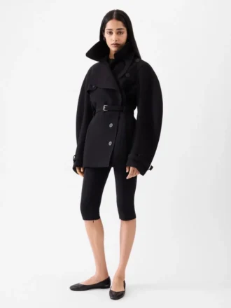 Den korta trenchcoaten Ovalo Trenchcoat med timglasform Den korta trenchcoaten Ovalo Trenchcoat med timglasform