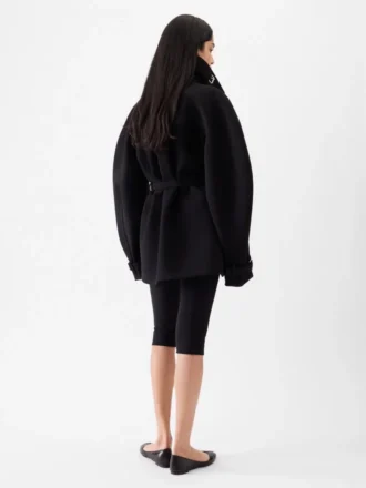 Den korta trenchcoaten Ovalo Trenchcoat med timglasform Den korta trenchcoaten Ovalo Trenchcoat med timglasform