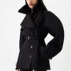 Den korta trenchcoaten Ovalo Trenchcoat med timglasform Den korta trenchcoaten Ovalo Trenchcoat med timglasform