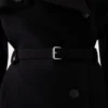 Den korta trenchcoaten Ovalo Trenchcoat med timglasform Den korta trenchcoaten Ovalo Trenchcoat med timglasform