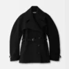 Den korta trenchcoaten Ovalo Trenchcoat med timglasform Den korta trenchcoaten Ovalo Trenchcoat med timglasform