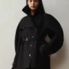 Den korta trenchcoaten Ovalo Trenchcoat med timglasform Den korta trenchcoaten Ovalo Trenchcoat med timglasform