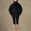 Den korta trenchcoaten Ovalo Trenchcoat med timglasform Den korta trenchcoaten Ovalo Trenchcoat med timglasform