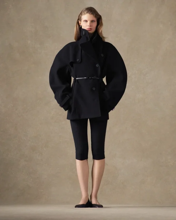 Den korta trenchcoaten Ovalo Trenchcoat med timglasform Den korta trenchcoaten Ovalo Trenchcoat med timglasform