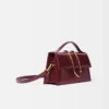 Den stora Bambino Cross-body-väskan med metallklaff Den stora Bambino Cross-body-väskan med metallklaff