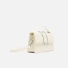 Den stora Bambino Cross-body-väskan med metallklaff Den stora Bambino Cross-body-väskan med metallklaff
