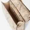 Den stora Bambino Cross-body-väskan med metallklaff Den stora Bambino Cross-body-väskan med metallklaff