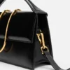 Den stora Bambino Cross-body-väskan med metallklaff Den stora Bambino Cross-body-väskan med metallklaff