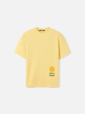 Hello Dubai-t-shirt Logot-shirt – säljs exklusivt online och i våra butiker i Förenade Arabemiraten Hello Dubai-t-shirt Logot-shirt – säljs exklusivt online och i våra butiker i Förenade Arabemiraten