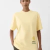 Hello Dubai-t-shirt Logot-shirt – säljs exklusivt online och i våra butiker i Förenade Arabemiraten Hello Dubai-t-shirt Logot-shirt – säljs exklusivt online och i våra butiker i Förenade Arabemiraten