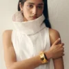 J-armband Skulpterat armband med ”J”-form J-armband Skulpterat armband med ”J”-form