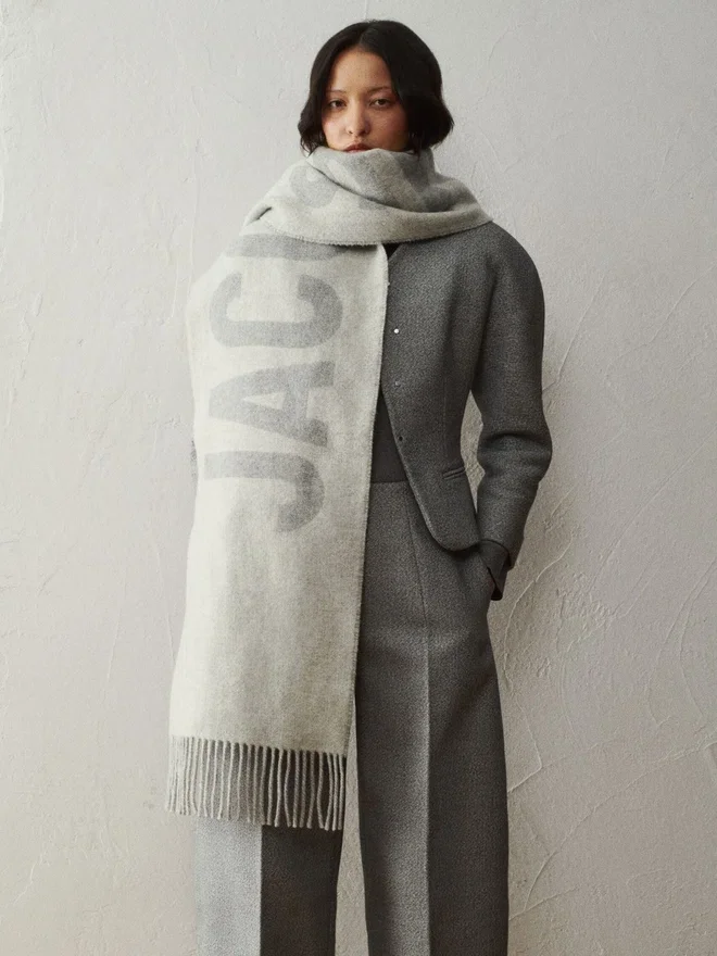 Jacquemus-scarf Scarf med logotyp och fransar Jacquemus-scarf Scarf med logotyp och fransar