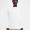 Långärmad t-shirt med adressen till Montaigne Långärmad t-shirt med tryckt adress och logotyp – säljs exklusivt online och i vår butik i Paris Långärmad t-shirt med adressen till Montaigne Långärmad t-shirt med tryckt adress och logotyp – säljs exklusivt online och i vår butik i Paris