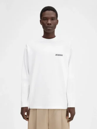 Långärmad t-shirt med adressen till Montaigne Långärmad t-shirt med tryckt adress och logotyp – säljs exklusivt online och i vår butik i Paris Långärmad t-shirt med adressen till Montaigne Långärmad t-shirt med tryckt adress och logotyp – säljs exklusivt online och i vår butik i Paris
