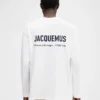 Långärmad t-shirt med adressen till Montaigne Långärmad t-shirt med tryckt adress och logotyp – säljs exklusivt online och i vår butik i Paris Långärmad t-shirt med adressen till Montaigne Långärmad t-shirt med tryckt adress och logotyp – säljs exklusivt online och i vår butik i Paris