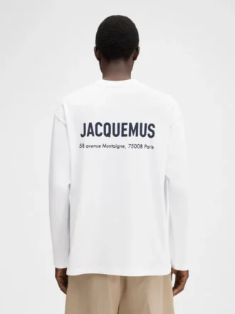 Långärmad t-shirt med adressen till Montaigne Långärmad t-shirt med tryckt adress och logotyp – säljs exklusivt online och i vår butik i Paris Långärmad t-shirt med adressen till Montaigne Långärmad t-shirt med tryckt adress och logotyp – säljs exklusivt online och i vår butik i Paris