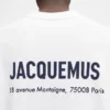 Långärmad t-shirt med adressen till Montaigne Långärmad t-shirt med tryckt adress och logotyp – säljs exklusivt online och i vår butik i Paris Långärmad t-shirt med adressen till Montaigne Långärmad t-shirt med tryckt adress och logotyp – säljs exklusivt online och i vår butik i Paris