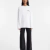 Långärmad t-shirt med adressen till Montaigne Långärmad t-shirt med tryckt adress och logotyp – säljs exklusivt online och i vår butik i Paris Långärmad t-shirt med adressen till Montaigne Långärmad t-shirt med tryckt adress och logotyp – säljs exklusivt online och i vår butik i Paris