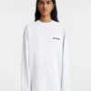 Långärmad t-shirt med adressen till Montaigne Långärmad t-shirt med tryckt adress och logotyp – säljs exklusivt online och i vår butik i Paris Långärmad t-shirt med adressen till Montaigne Långärmad t-shirt med tryckt adress och logotyp – säljs exklusivt online och i vår butik i Paris