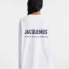 Långärmad t-shirt med adressen till Montaigne Långärmad t-shirt med tryckt adress och logotyp – säljs exklusivt online och i vår butik i Paris Långärmad t-shirt med adressen till Montaigne Långärmad t-shirt med tryckt adress och logotyp – säljs exklusivt online och i vår butik i Paris