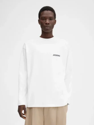 Långärmad t-shirt med Courchevel-adressen Långärmad t-shirt med tryckt adress och logotyp – säljs exklusivt online och i vår butik i Courchevel Långärmad t-shirt med Courchevel-adressen Långärmad t-shirt med tryckt adress och logotyp – säljs exklusivt online och i vår butik i Courchevel
