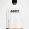 Långärmad t-shirt med Courchevel-adressen Långärmad t-shirt med tryckt adress och logotyp – säljs exklusivt online och i vår butik i Courchevel Långärmad t-shirt med Courchevel-adressen Långärmad t-shirt med tryckt adress och logotyp – säljs exklusivt online och i vår butik i Courchevel