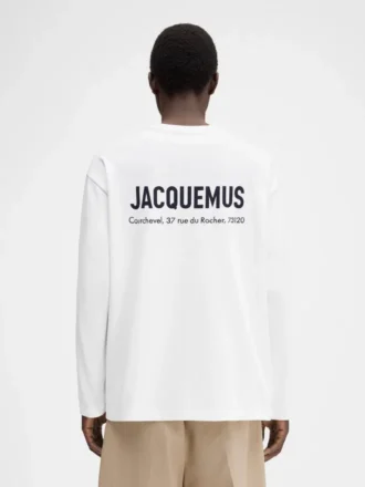 Långärmad t-shirt med Courchevel-adressen Långärmad t-shirt med tryckt adress och logotyp – säljs exklusivt online och i vår butik i Courchevel Långärmad t-shirt med Courchevel-adressen Långärmad t-shirt med tryckt adress och logotyp – säljs exklusivt online och i vår butik i Courchevel