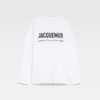 Långärmad t-shirt med Courchevel-adressen Långärmad t-shirt med tryckt adress och logotyp – säljs exklusivt online och i vår butik i Courchevel Långärmad t-shirt med Courchevel-adressen Långärmad t-shirt med tryckt adress och logotyp – säljs exklusivt online och i vår butik i Courchevel