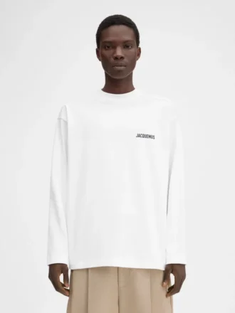Långärmad t-shirt med Londons adress Långärmad t-shirt med tryckt adress och logotyp – säljs exklusivt online och i vår butik i London Långärmad t-shirt med Londons adress Långärmad t-shirt med tryckt adress och logotyp – säljs exklusivt online och i vår butik i London