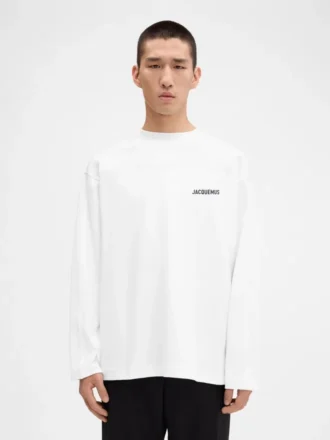 Långärmad t-shirt med New York-adressen Långärmad t-shirt med tryckt adress och logotyp – säljs exklusivt online och i vår butik i New York Långärmad t-shirt med New York-adressen Långärmad t-shirt med tryckt adress och logotyp – säljs exklusivt online och i vår butik i New York