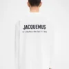 Långärmad t-shirt med New York-adressen Långärmad t-shirt med tryckt adress och logotyp – säljs exklusivt online och i vår butik i New York Långärmad t-shirt med New York-adressen Långärmad t-shirt med tryckt adress och logotyp – säljs exklusivt online och i vår butik i New York