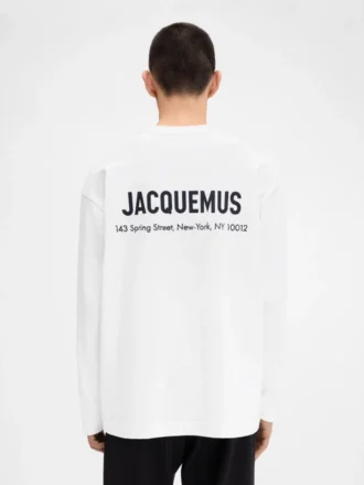 Långärmad t-shirt med New York-adressen Långärmad t-shirt med tryckt adress och logotyp – säljs exklusivt online och i vår butik i New York Långärmad t-shirt med New York-adressen Långärmad t-shirt med tryckt adress och logotyp – säljs exklusivt online och i vår butik i New York