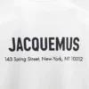 Långärmad t-shirt med New York-adressen Långärmad t-shirt med tryckt adress och logotyp – säljs exklusivt online och i vår butik i New York Långärmad t-shirt med New York-adressen Långärmad t-shirt med tryckt adress och logotyp – säljs exklusivt online och i vår butik i New York