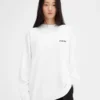 Långärmad t-shirt med New York-adressen Långärmad t-shirt med tryckt adress och logotyp – säljs exklusivt online och i vår butik i New York Långärmad t-shirt med New York-adressen Långärmad t-shirt med tryckt adress och logotyp – säljs exklusivt online och i vår butik i New York