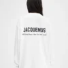 Långärmad t-shirt med New York-adressen Långärmad t-shirt med tryckt adress och logotyp – säljs exklusivt online och i vår butik i New York Långärmad t-shirt med New York-adressen Långärmad t-shirt med tryckt adress och logotyp – säljs exklusivt online och i vår butik i New York