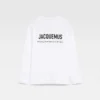 Långärmad t-shirt med New York-adressen Långärmad t-shirt med tryckt adress och logotyp – säljs exklusivt online och i vår butik i New York Långärmad t-shirt med New York-adressen Långärmad t-shirt med tryckt adress och logotyp – säljs exklusivt online och i vår butik i New York