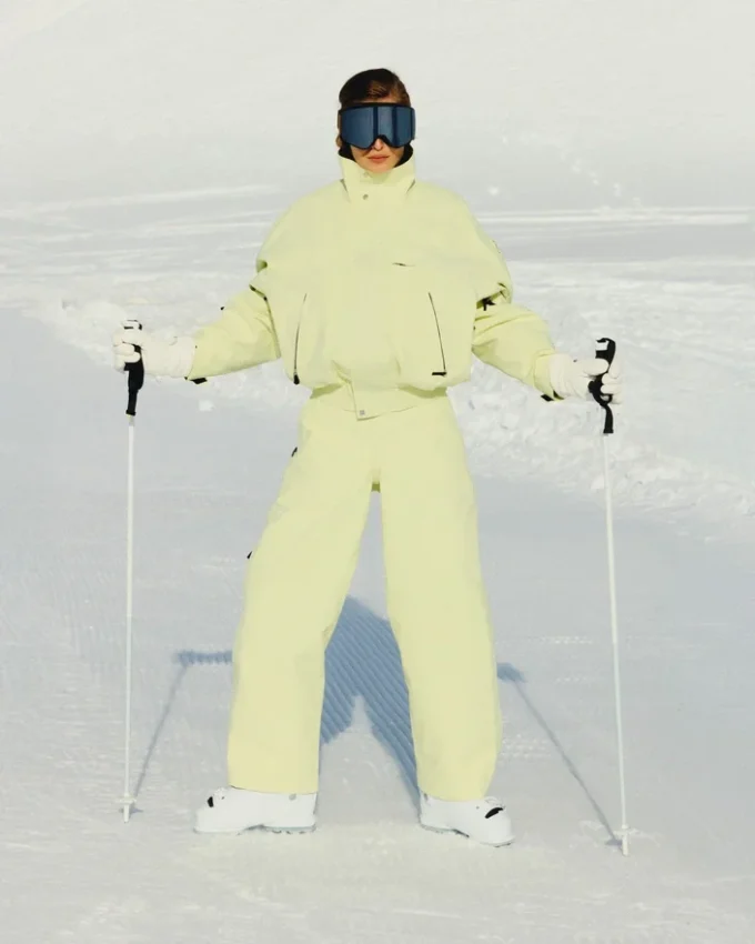 Skräddarsydda Gore-Tex-byxor Jacquemus + Nike Skräddarsydda byxor i Gore-Tex – samarbete mellan Jacquemus och Nike Skräddarsydda Gore-Tex-byxor Jacquemus + Nike Skräddarsydda byxor i Gore-Tex – samarbete mellan Jacquemus och Nike