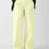 Skräddarsydda Gore-Tex-byxor Jacquemus + Nike Skräddarsydda byxor i Gore-Tex – samarbete mellan Jacquemus och Nike Skräddarsydda Gore-Tex-byxor Jacquemus + Nike Skräddarsydda byxor i Gore-Tex – samarbete mellan Jacquemus och Nike