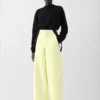 Skräddarsydda Gore-Tex-byxor Jacquemus + Nike Skräddarsydda byxor i Gore-Tex – samarbete mellan Jacquemus och Nike Skräddarsydda Gore-Tex-byxor Jacquemus + Nike Skräddarsydda byxor i Gore-Tex – samarbete mellan Jacquemus och Nike