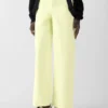 Skräddarsydda Gore-Tex-byxor Jacquemus + Nike Skräddarsydda byxor i Gore-Tex – samarbete mellan Jacquemus och Nike Skräddarsydda Gore-Tex-byxor Jacquemus + Nike Skräddarsydda byxor i Gore-Tex – samarbete mellan Jacquemus och Nike