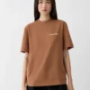 T-shirt Bonjour Korea T-shirt med logo – säljs exklusivt online och i våra butiker i Sydkorea T-shirt Bonjour Korea T-shirt med logo – säljs exklusivt online och i våra butiker i Sydkorea
