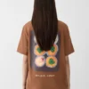 T-shirt Bonjour Korea T-shirt med logo – säljs exklusivt online och i våra butiker i Sydkorea T-shirt Bonjour Korea T-shirt med logo – säljs exklusivt online och i våra butiker i Sydkorea