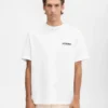 T-shirt med adressen Montaigne Kortärmad t-shirt med logotyp och adress – säljs exklusivt online och i vår butik i Paris T-shirt med adressen Montaigne Kortärmad t-shirt med logotyp och adress – säljs exklusivt online och i vår butik i Paris